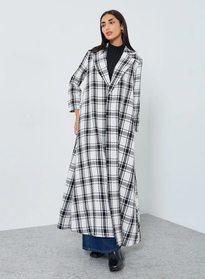 ستايلي عباية بياقة بليزر ونمط كاروهات