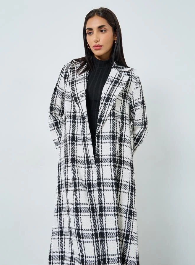 ستايلي عباية بياقة بليزر ونمط كاروهات