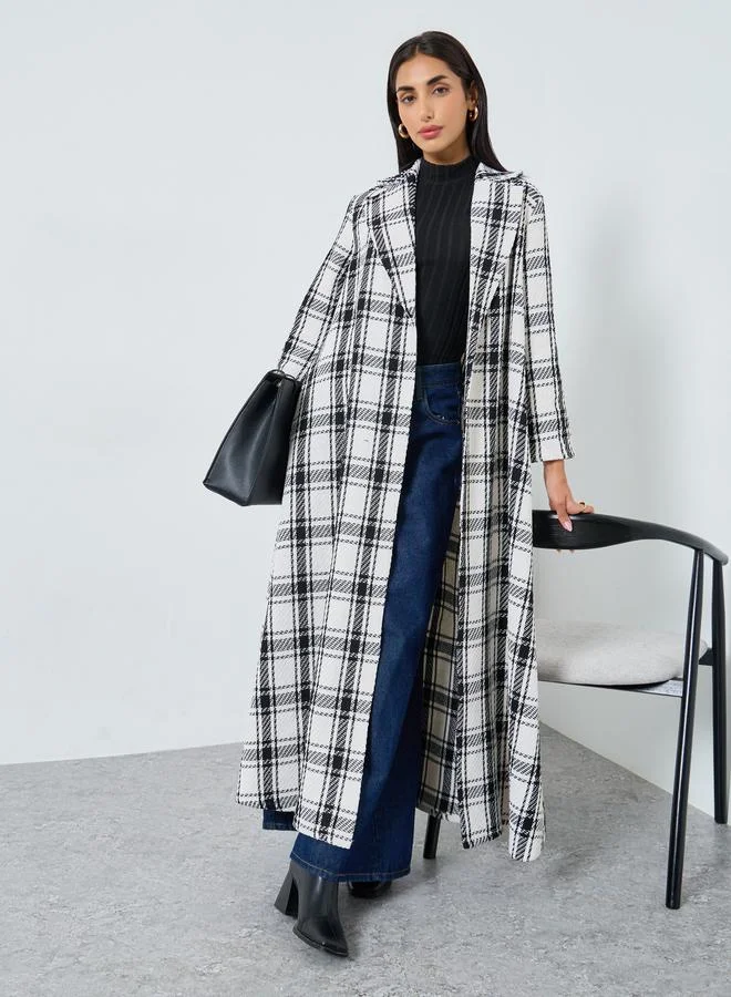 ستايلي عباية بياقة بليزر ونمط كاروهات