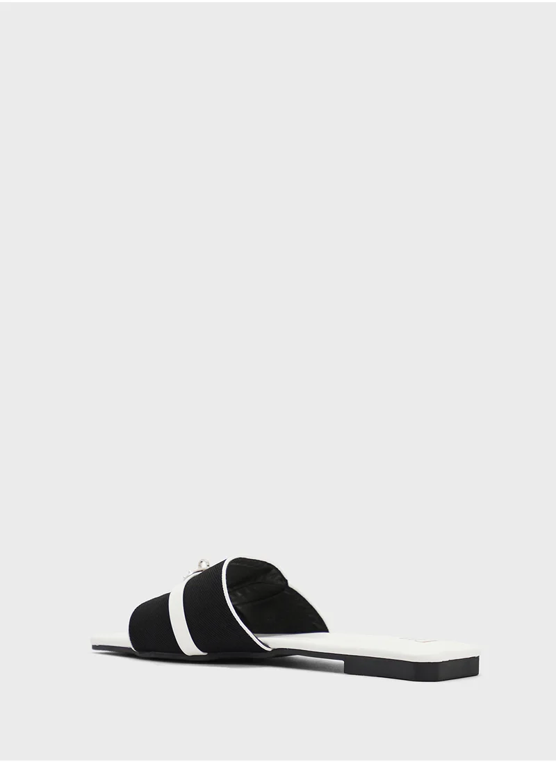 ايلا Flat Sandal With Buckle