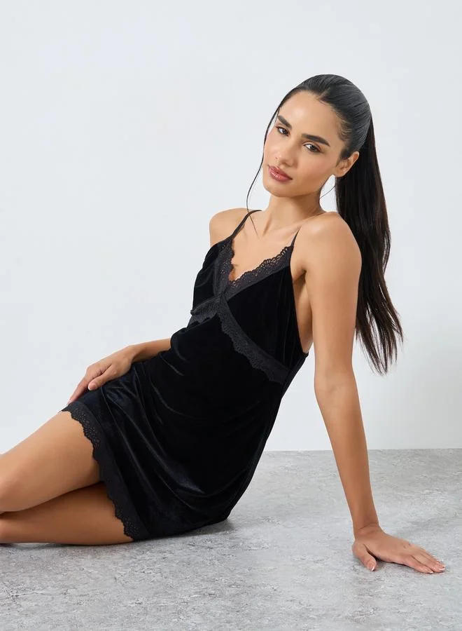 ستايلي قميص نوم مخمل بتفاصيل دانتيل وحافة بنمط صدف