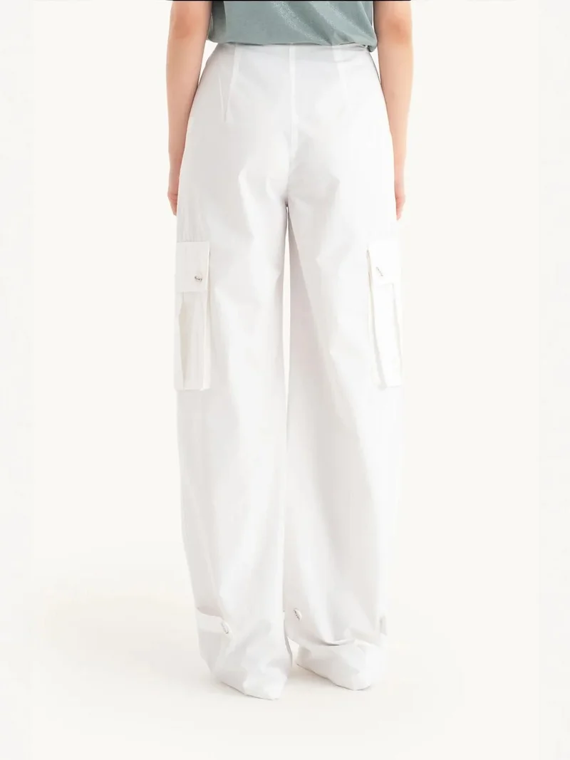 زوبعة بنطلون كارجو بخصر مرتفع وطيات وتفاصيل جيوب