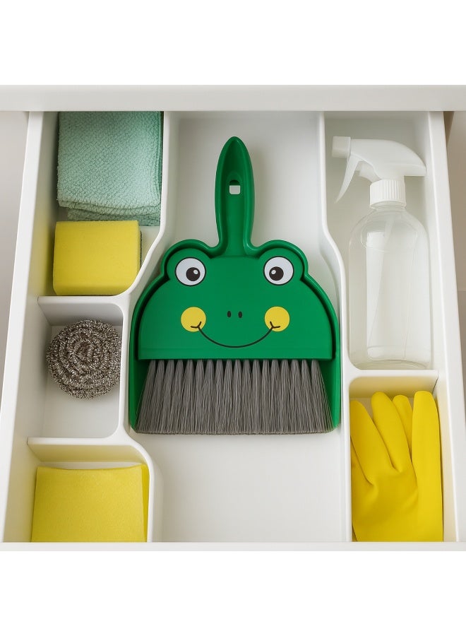 طقم جاروف وفرشة يدوية صغيرة للتنظيف اليومي تصميم ضفدع  – قطعتان، شعيرات مرنة ناعمة، مناسب للتعليق، ومناسب للمطبخ والسيارة والمكتب والأسطح والفتات - Image 3