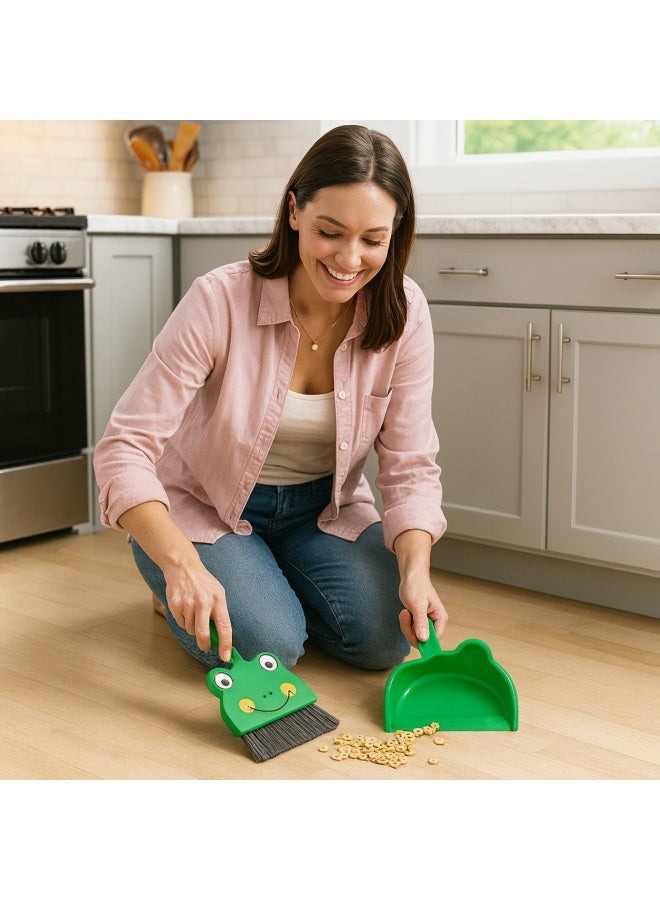 طقم جاروف وفرشة يدوية صغيرة للتنظيف اليومي تصميم ضفدع  – قطعتان، شعيرات مرنة ناعمة، مناسب للتعليق، ومناسب للمطبخ والسيارة والمكتب والأسطح والفتات - Image 4