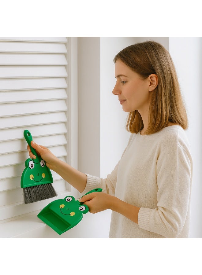 طقم جاروف وفرشة يدوية صغيرة للتنظيف اليومي تصميم ضفدع  – قطعتان، شعيرات مرنة ناعمة، مناسب للتعليق، ومناسب للمطبخ والسيارة والمكتب والأسطح والفتات - Image 5