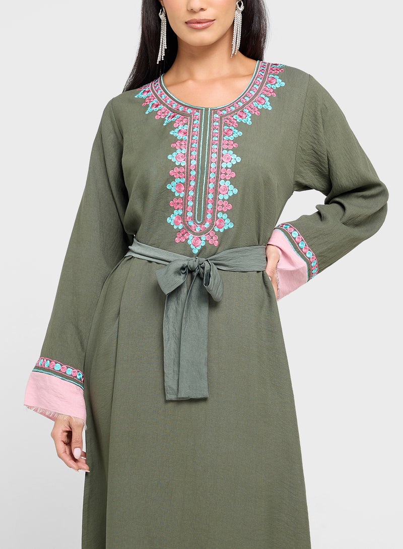 هيا كلوزيت جلابية مطرزة بحزام - Image 3