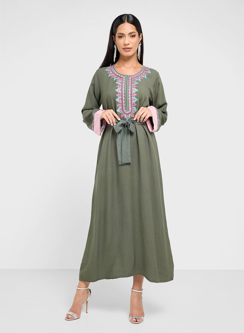 هيا كلوزيت جلابية مطرزة بحزام - Image 4