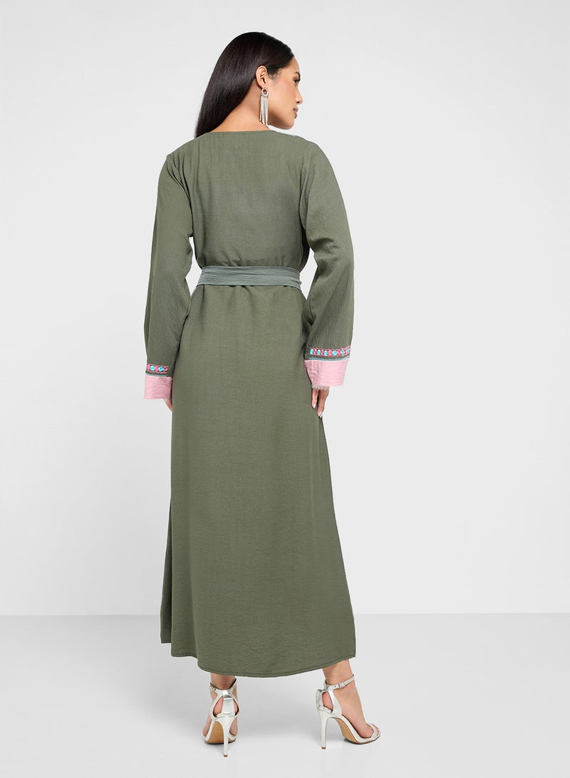 هيا كلوزيت جلابية مطرزة بحزام - Image 2