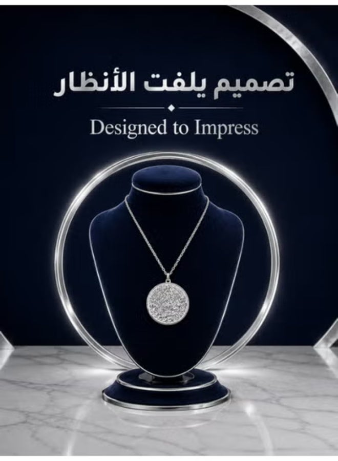 ڤيا قلادة فضية أنيقة بتصميم راقٍ، مزينة بتعليقة دائرية منقوش عليها آية الكرسي، تجمع بين الأناقة والتفاصيل المميزة، ومناسبة للاستخدام اليومي والمناسبات أو كهدية مميزة. - Image 3