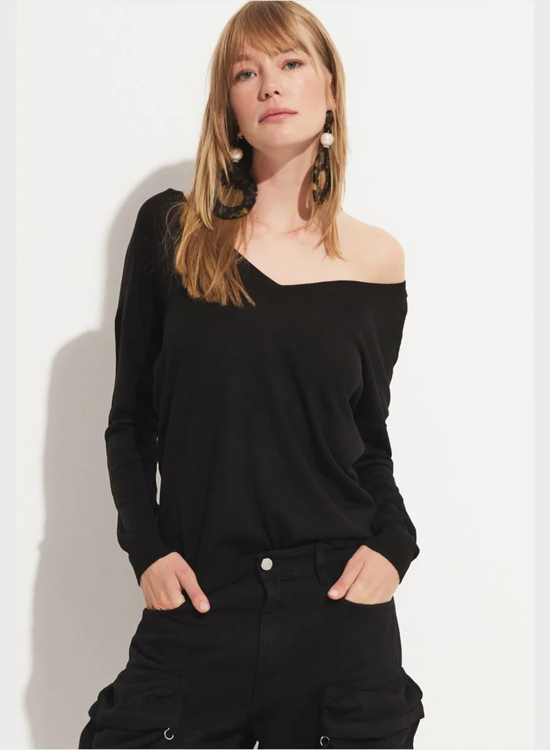 JUNE V-Neck Knitted Sweater