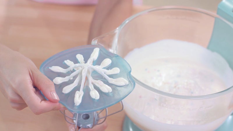 WHISK WIPER ممسحة الخفق® برو لخلاطات الوقوف - اخلط بدون فوضى - الملحق النهائي لخلاط الوقوف - متوافق مع خلاطات كيتشين إيد ذات الرأس المائل - 4.5qt، 5qt (اللون: شفاف) - Image 2