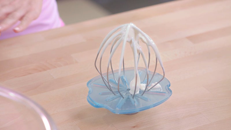 WHISK WIPER ممسحة الخفق® برو لخلاطات الوقوف - اخلط بدون فوضى - الملحق النهائي لخلاط الوقوف - متوافق مع خلاطات كيتشين إيد ذات الرأس المائل - 4.5qt، 5qt (اللون: شفاف) - Image 3