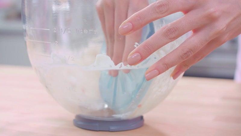 WHISK WIPER ممسحة الخفق® برو لخلاطات الوقوف - اخلط بدون فوضى - الملحق النهائي لخلاط الوقوف - متوافق مع خلاطات كيتشين إيد ذات الرأس المائل - 4.5qt، 5qt (اللون: شفاف) - Image 4