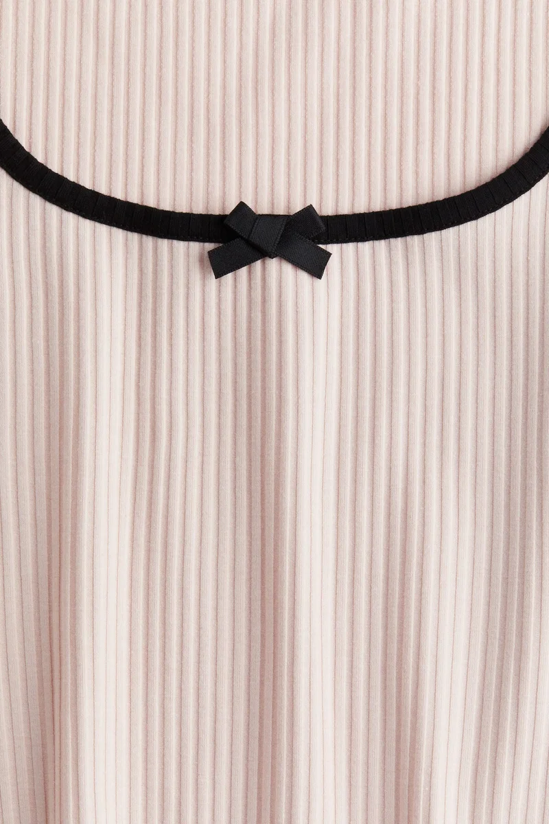 اتش اند ام بلوزة بتصميم مرن وتفاصيل درزات محكمة