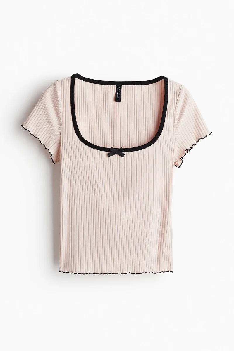 اتش اند ام بلوزة بتصميم مرن وتفاصيل درزات محكمة