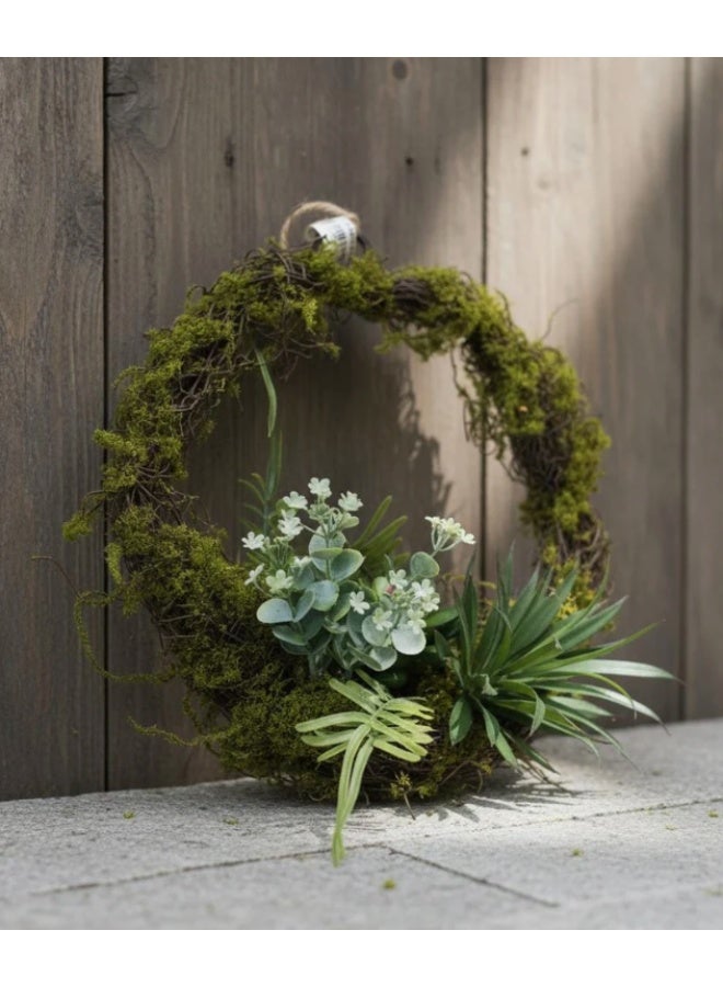 أي كي دي سي إكليل معلق صناعي من AKDC - قطعة ديكور بلاستيكية بتصميم معقد، مثالية للتعليق على الباب أو الحائط، 26 × 26 سم، مصنوع من البلاستيك مع أوراق شجر مفصلة وتفاصيل لمظهر إكليل احتفالي مصنوع يدويًا. - Image 1