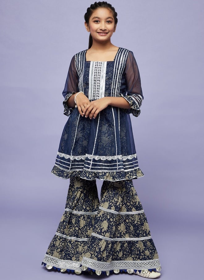 أيه كيه إس طقم كورتا مطبوع بالزهور باللون الأزرق الداكن للبنات - Image 1