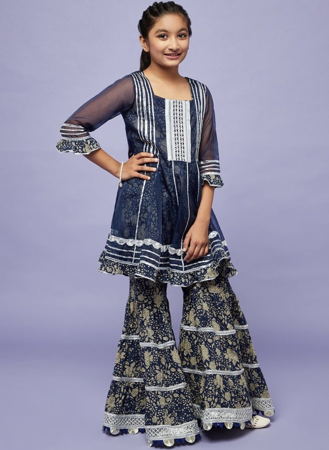 أيه كيه إس طقم كورتا مطبوع بالزهور باللون الأزرق الداكن للبنات - Image 4