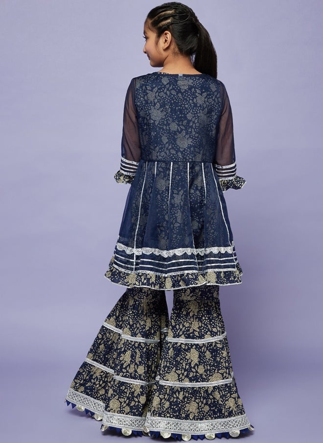 أيه كيه إس طقم كورتا مطبوع بالزهور باللون الأزرق الداكن للبنات - Image 5