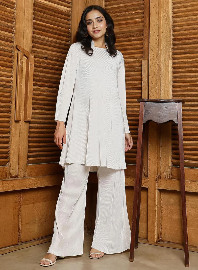  قصة Women's Daisy White Accordian Kurta Set