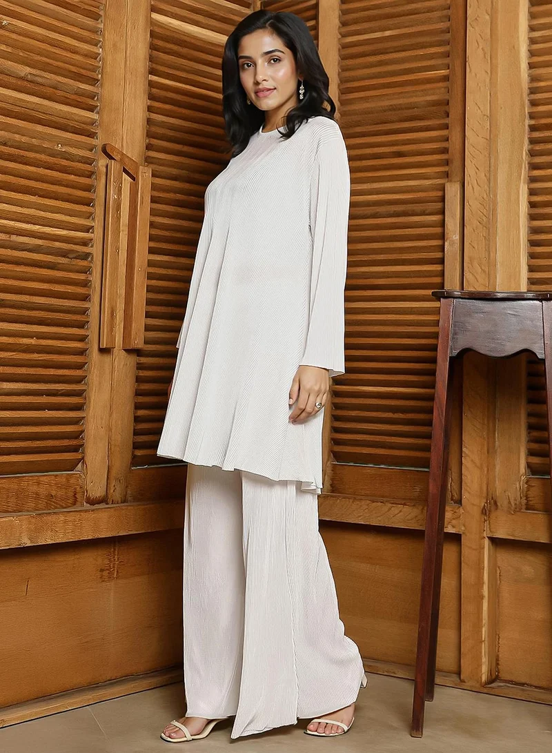  قصة Women's Daisy White Accordian Kurta Set