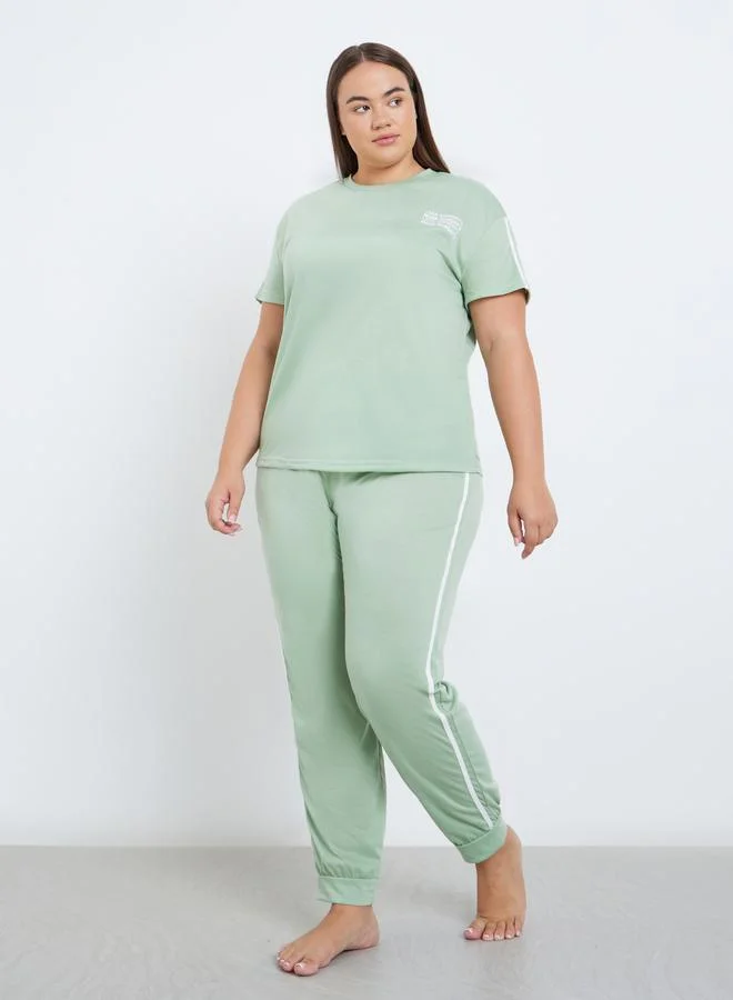 Styli Styli Plus Slogan Print T-Shirt and Cuffed Pyjama Set