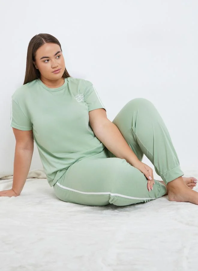 Styli Styli Plus Slogan Print T-Shirt and Cuffed Pyjama Set