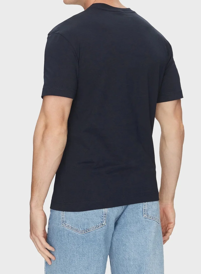 كالفن كلاين تيشيرت بفتحة رقبة دائرية بشعار العلامة التجارية