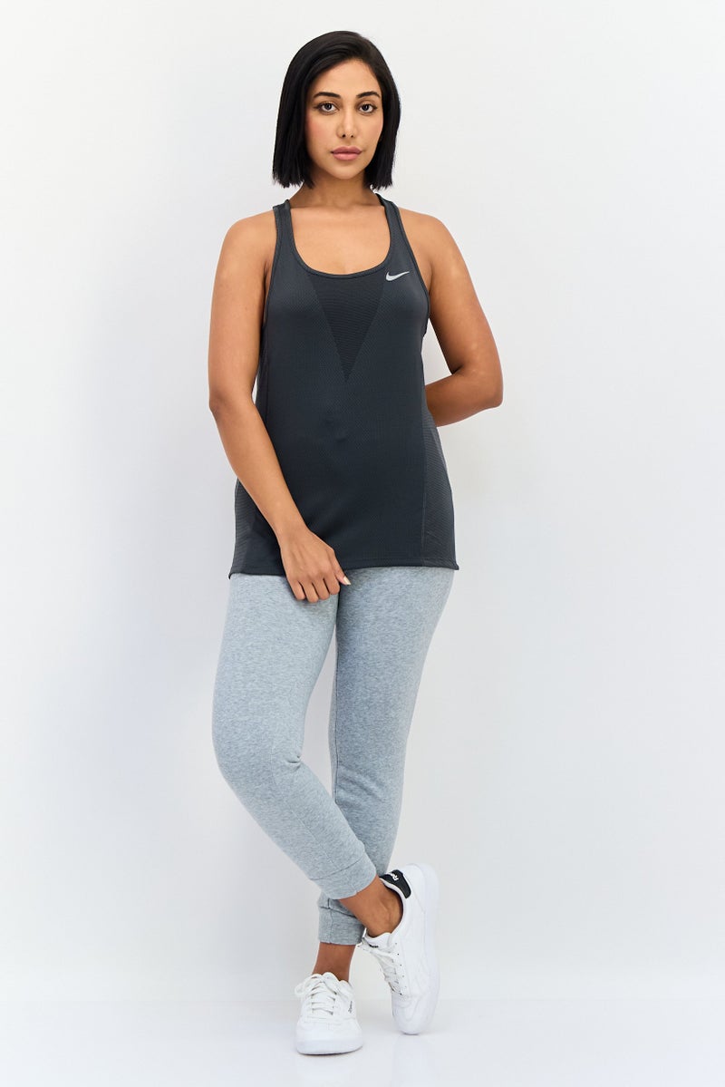 Nike تي شيرت رياضي نسائي بلا أكمام بشعار العلامة التجارية، رمادي داكن - Image 4