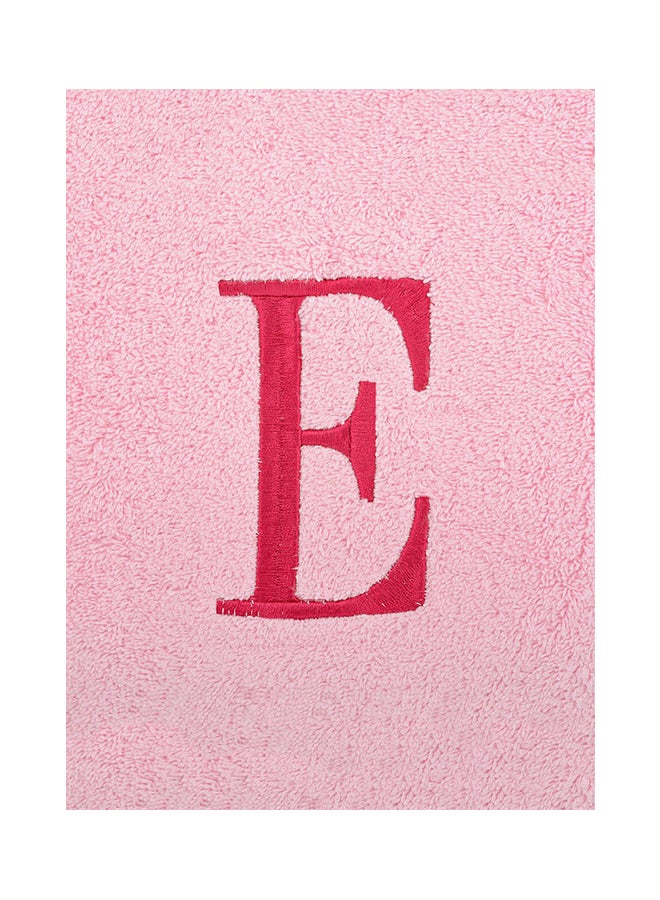 ستايل بريمير منشفة حمام مطرزة بحرف E وردي 76x140سم - Image 3