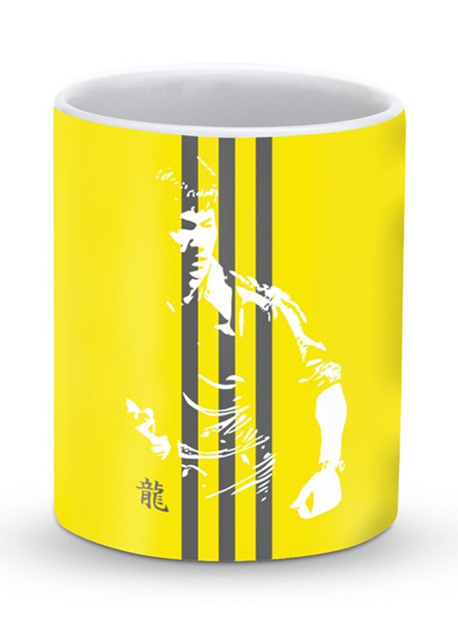 ستايلايزد قدح قهوة فاخر بتصميم المقاتل بروس لي أبيض/رمادي/أصفر - Image 1