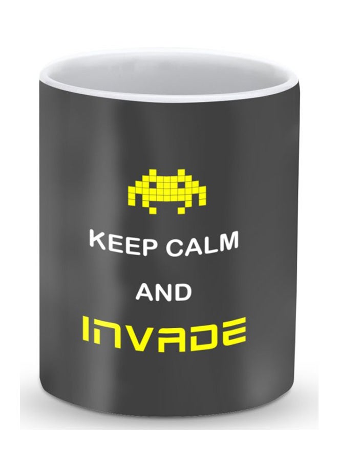 Stylizedd Premium Keep Calm And Invade Designer Mug Black/White/Yellow - Image 1