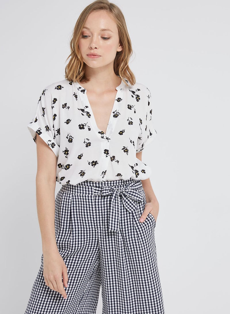 FOREVER 21 Short Sleeve V Neck Top Ivory/Black - Image 1