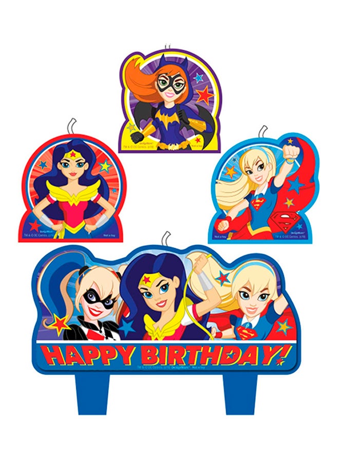 أمسكان مجموعة شموع بتصميم بطلات خارقات مستوحاة من عالم دي سي وتحمل عبارة "Happy Birthday" ومكونة من 4 قطع