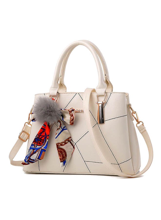 حقيبة بحمالة قطرية بتصميم ربطة وكرة من الفرو بيج