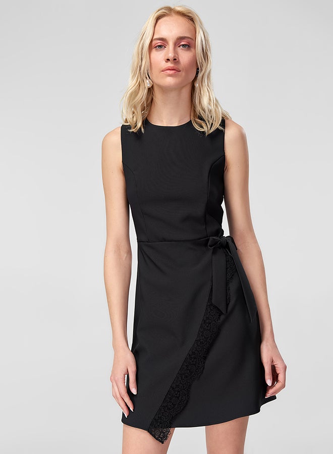 ترينديول فستان بطبقات مزين بتفاصيل من الدانتيل أسود - Image 1