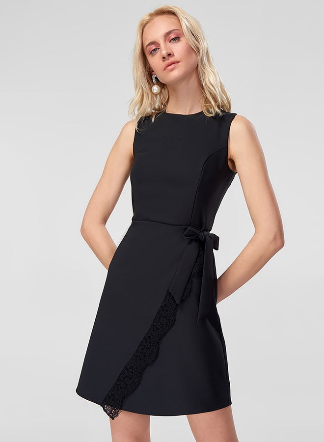 ترينديول فستان بطبقات مزين بتفاصيل من الدانتيل أسود - Image 3