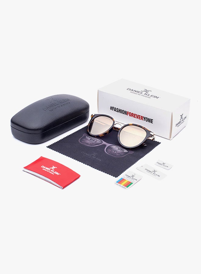 دانيل كلاين نظارات شمسية بإطار مستقطب من Wayfarer للنساء - Image 3