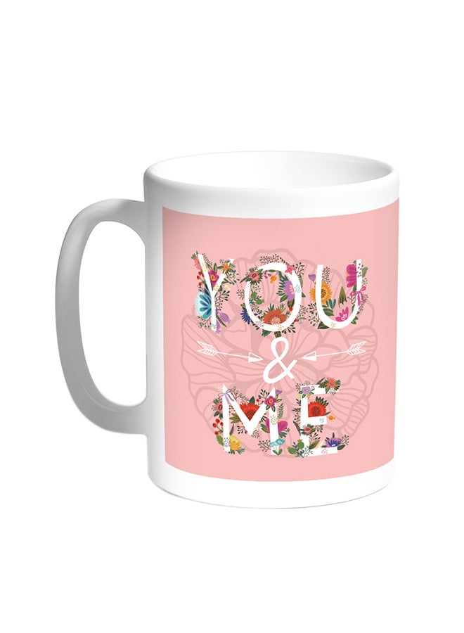 قدح قهوة بتصميم رومانسي أبيض