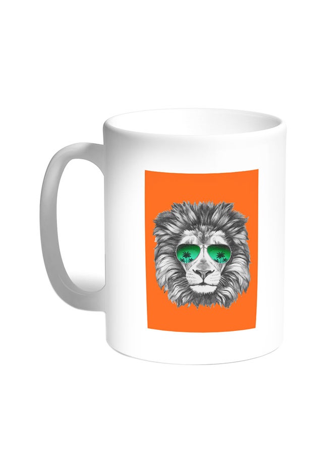 قدح قهوة بصورة أسد يرتدي نظارة أبيض