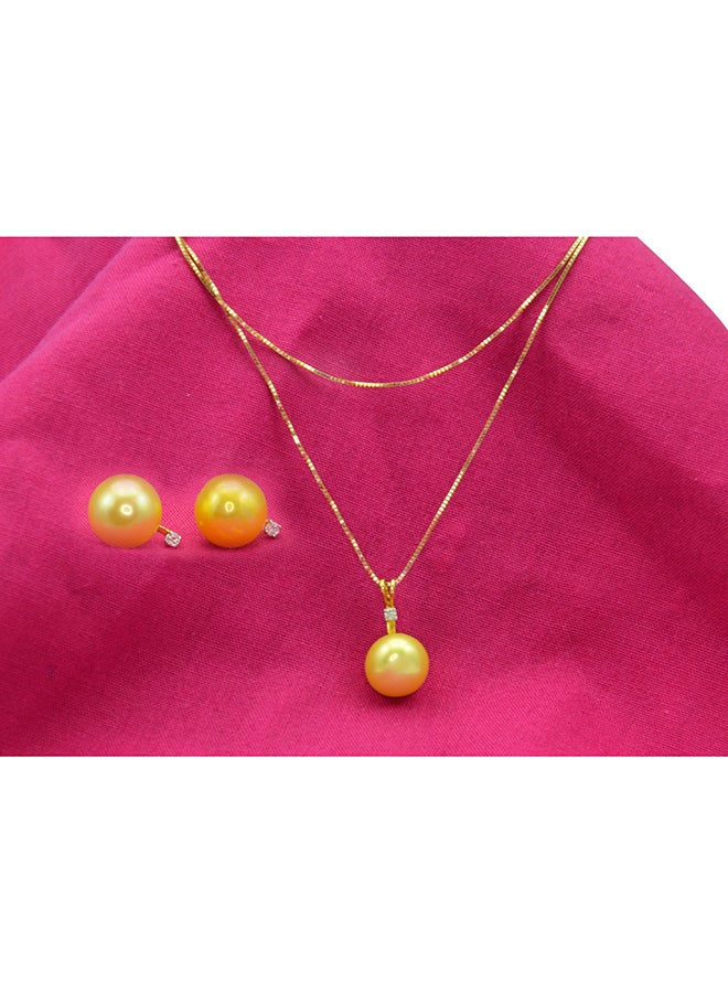 Vera Perla - 18 Karat Gold 0.06 Carat Diamonds 9-10 mm Pearl Pendant Necklace And Earrings Set - Image 1