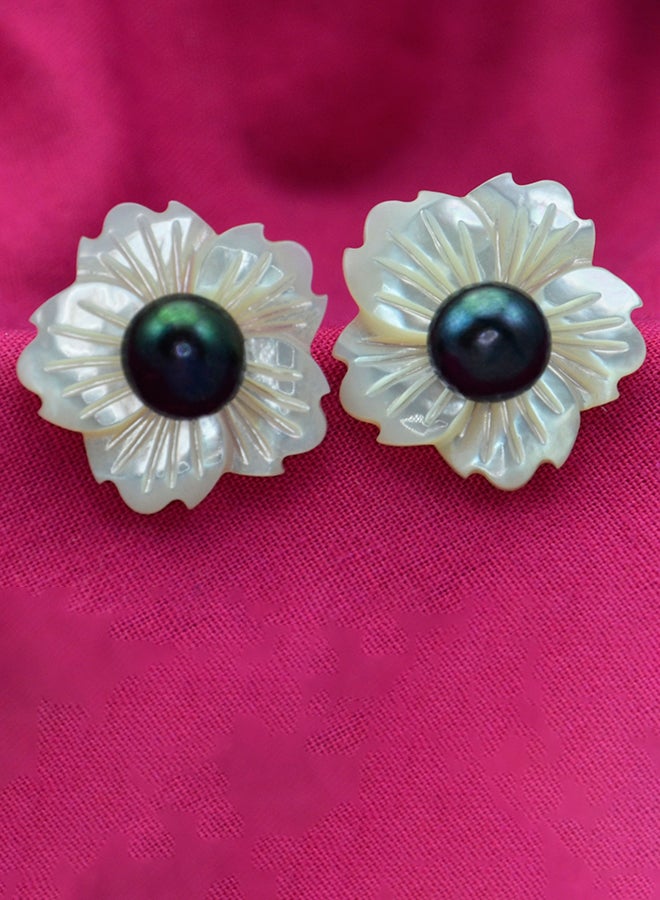 Vera Perla 18 Karat Gold Flower Design Mother Of Pearl Earrings  - Image 4