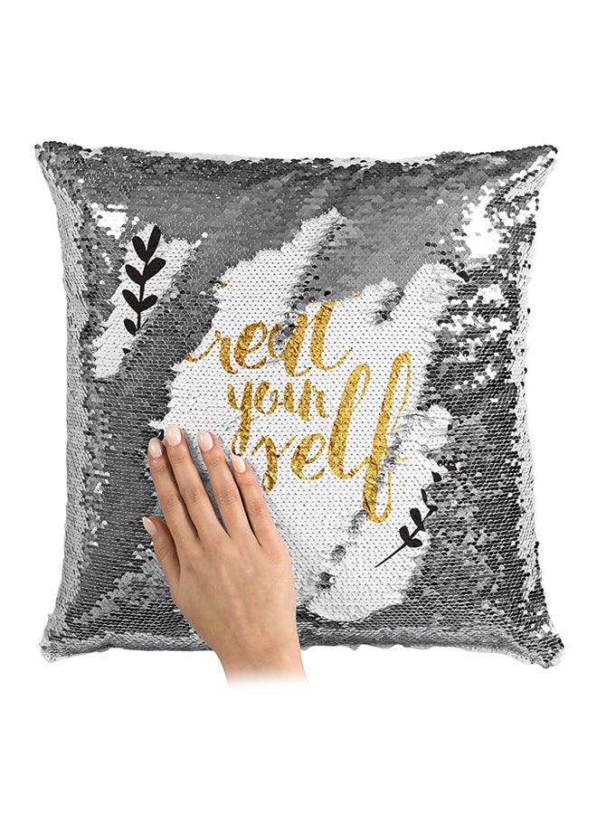 وسادة صغيرة مزينة بالترتر بتصميم عبارة Treat You Self فضي/أبيض/أصفر 16x16بوصة - Image 3