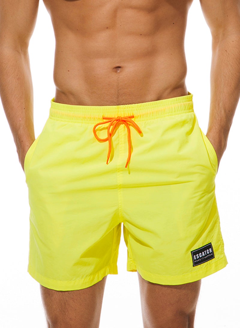 إسكاتش شورت كاجوال مزوّد بجيوب أصفر - Image 1