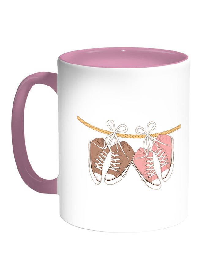 كوب قهوة مطبوع عليه صورة حذاءان عصريان أبيض/ وردي