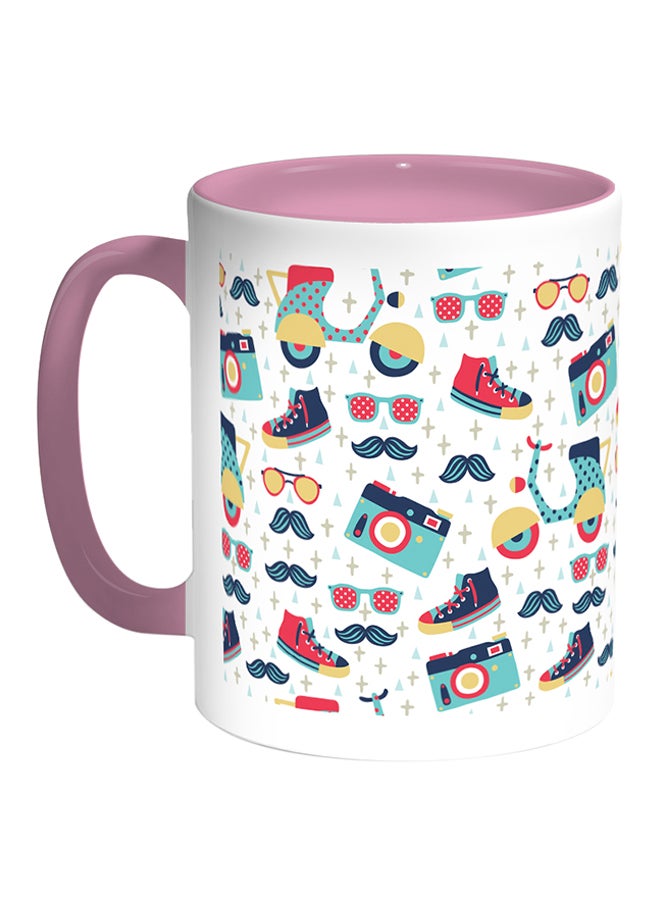 مج قهوة مطبوعة عليه رسومات تعبر عن الأزياء أبيض/ وردي