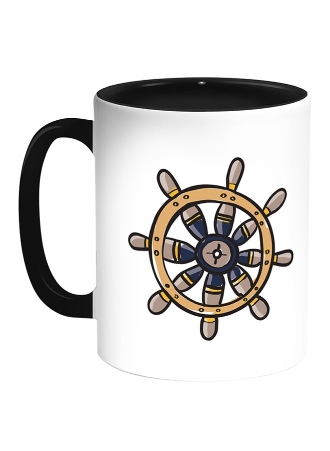 كوب قهوة مطبوع عليه صورة عجلة قيادة أبيض/ أسود