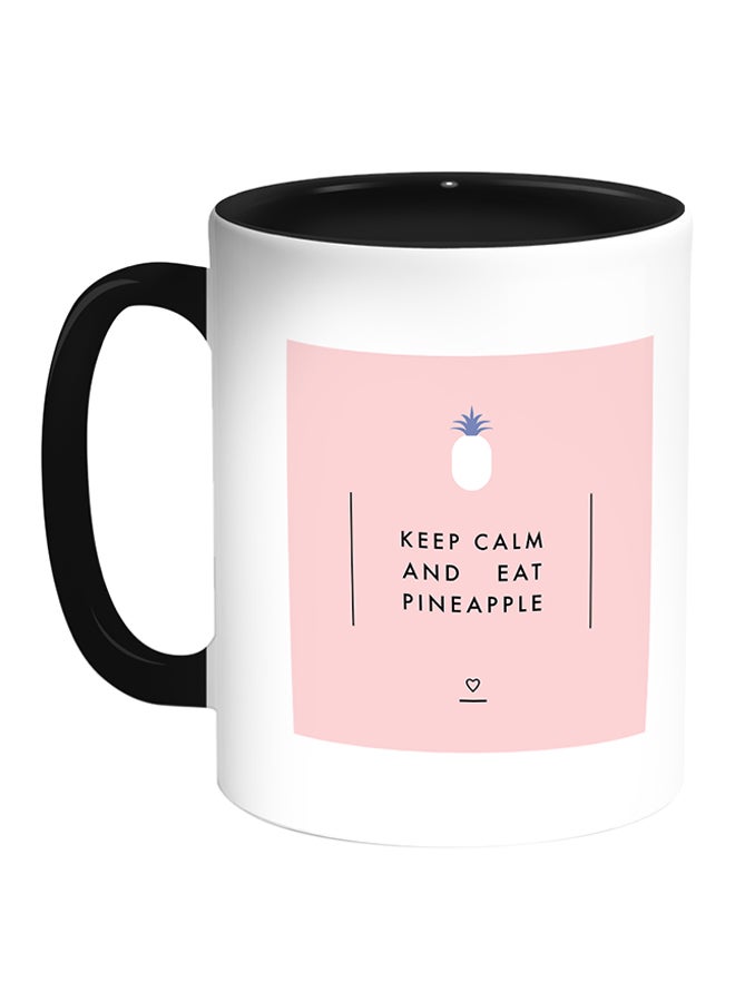 ديكالاك قدح قهوة مطبوع عليه عبارة "Keep Calm And Eat Pineapple" أبيض/ أسود