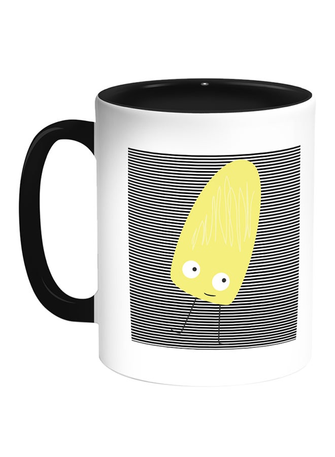 قدح قهوة برسم مطبوع لكائن فضائي كارتوني أبيض/ أسود