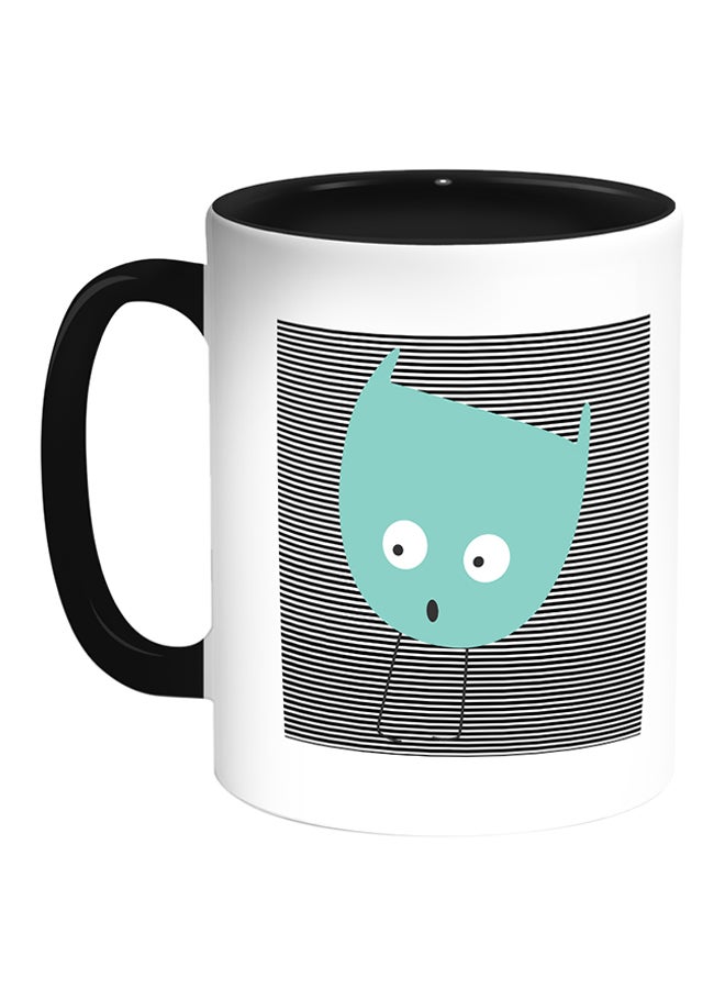 قدح قهوة برسم مطبوع لكائن فضائي كارتوني أبيض/ أسود